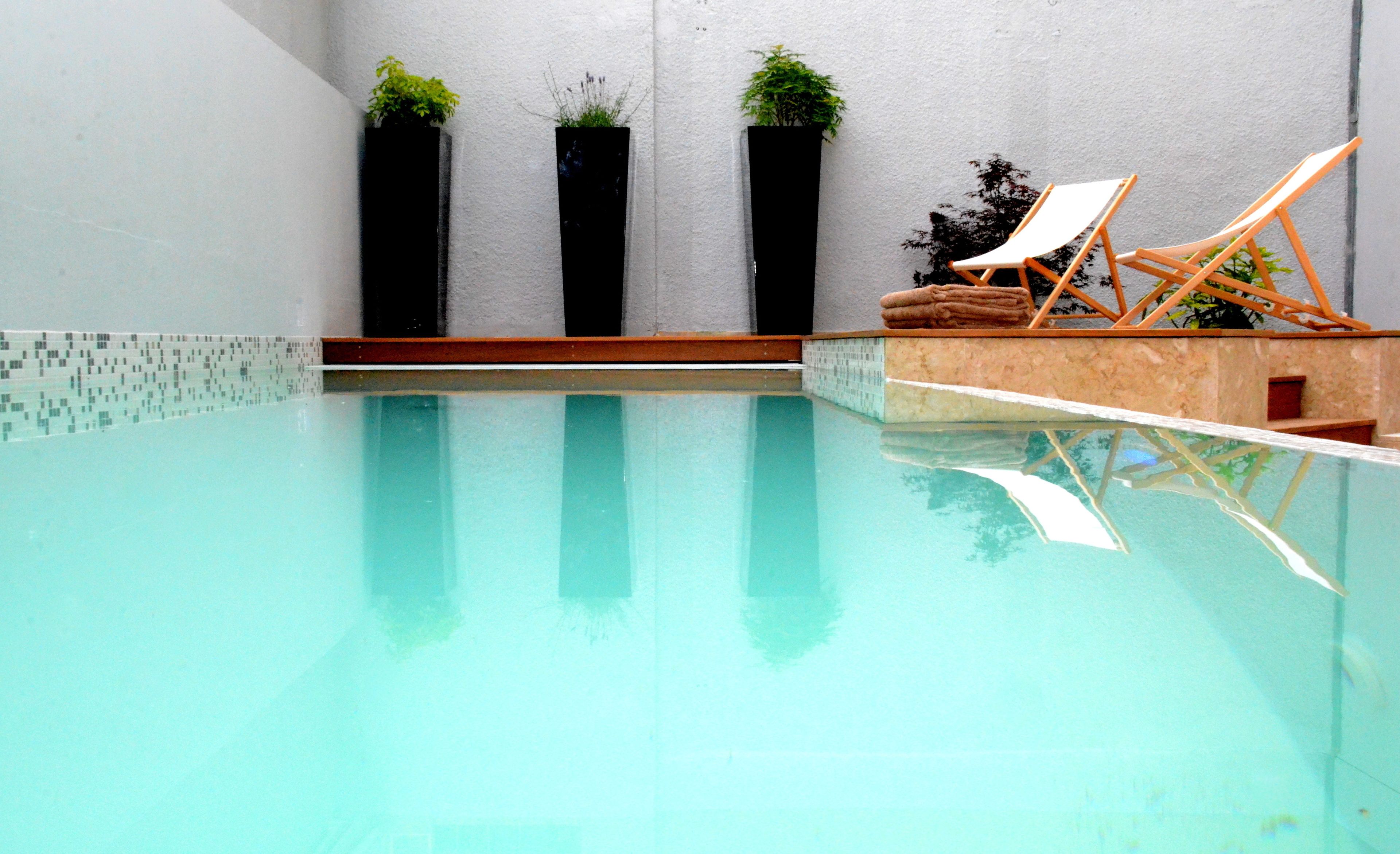 seasonal outdoor pool, pool loungers