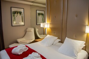 Privilege room for 3 people | Premium bedding, free minibar, in-room safe, desk