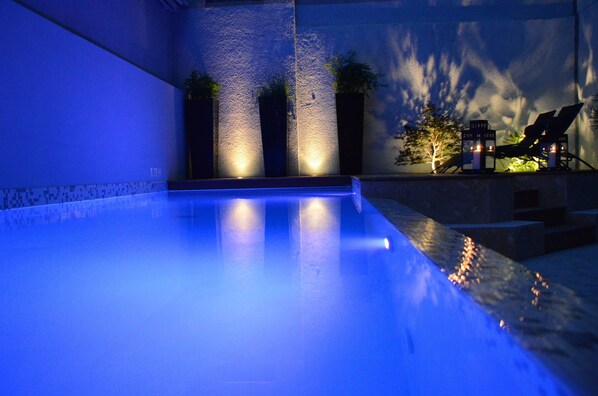 Piscina externa sazonal, espreguiçadeiras