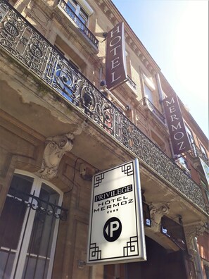 Vista frontal de la propiedad