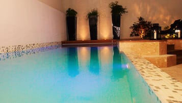 Piscine extérieure (ouverte en saison), chaises longues