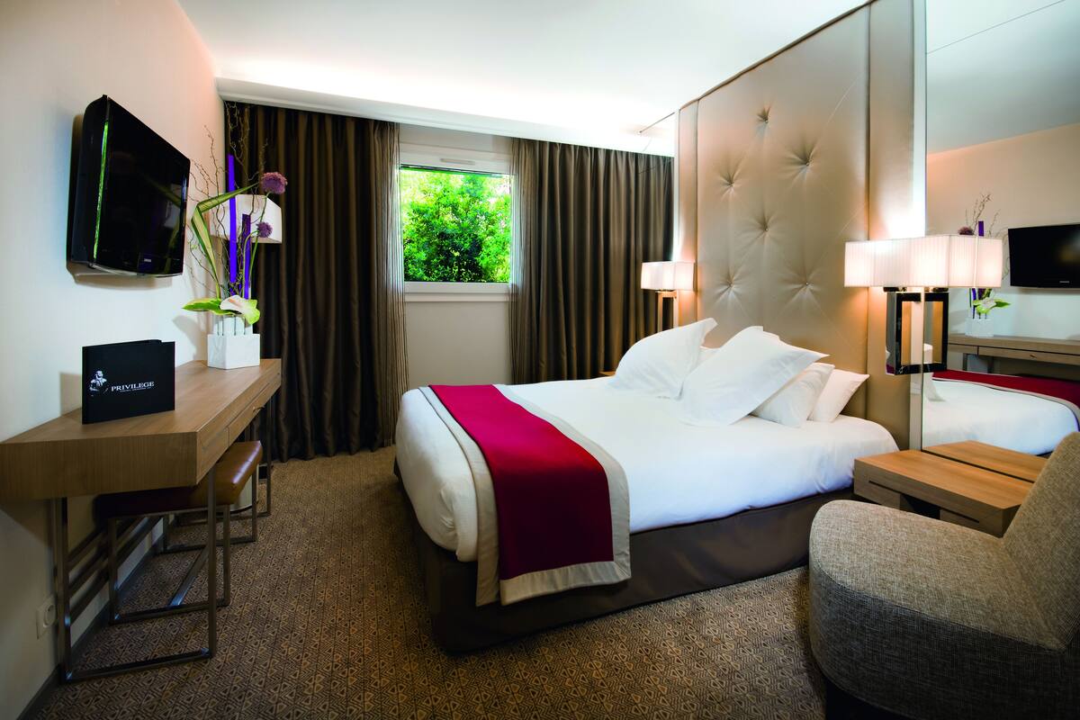 Premium bedding, free minibar, in-room safe, desk