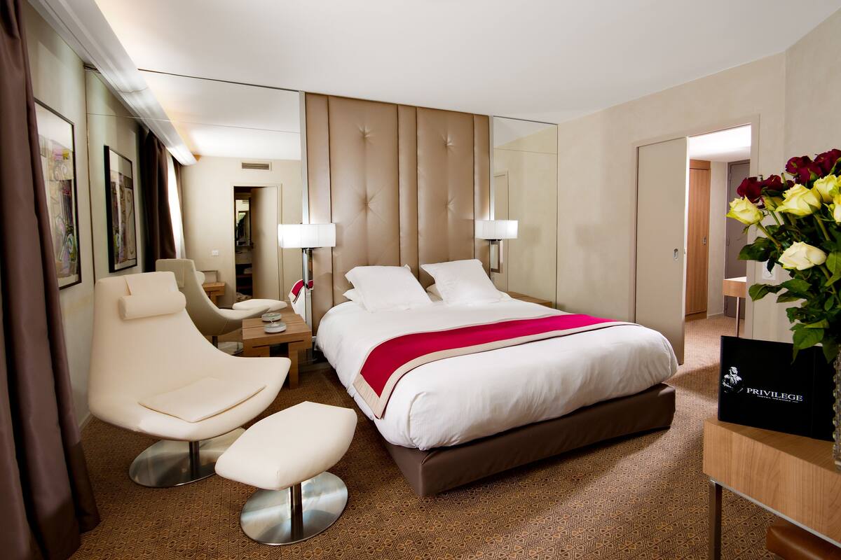Premium bedding, minibar (free items), in-room safe, desk
