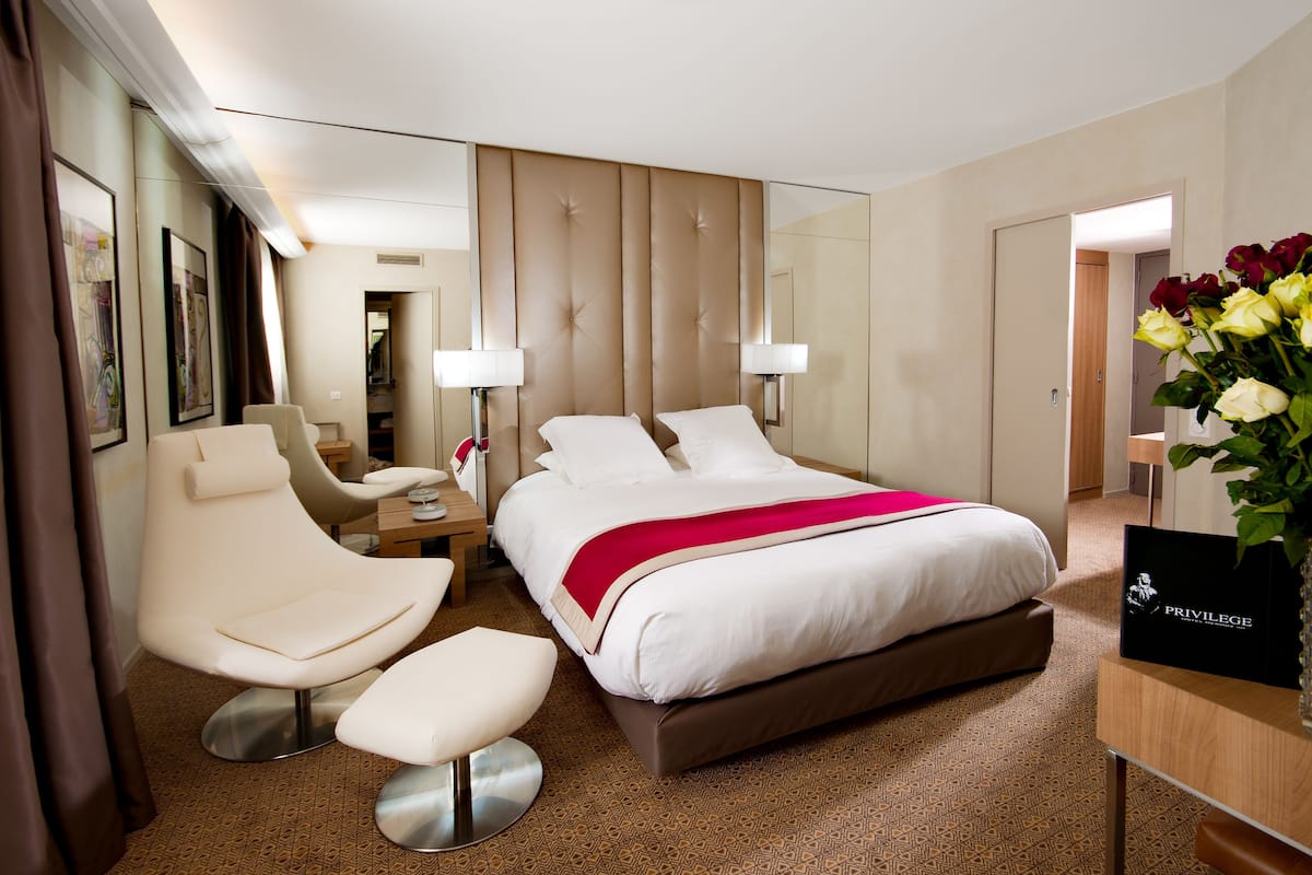 Premium bedding, free minibar, in-room safe, desk