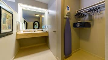 Une salle de bain équipée d’un meuble-lavabo, d’un miroir et d’un porte-serviettes.