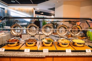 Breakfast, lunch, dinner served; Cuban cuisine