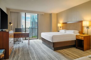 Deluxe kamer, 1 kingsize bed | Luxe beddengoed, donzen dekbedden, een kluis op de kamer, een bureau