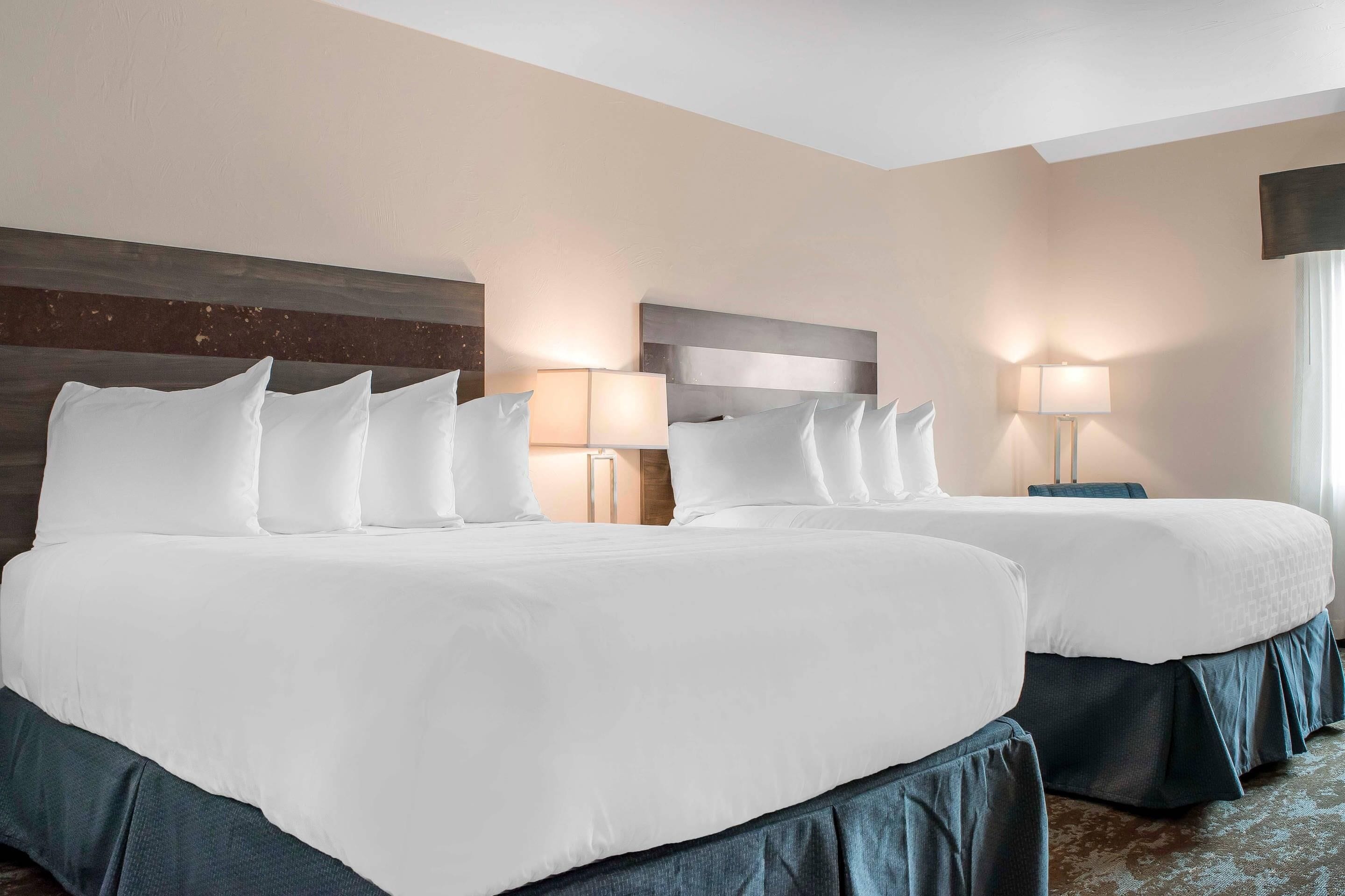 เครื่องนอนระดับพรีเมียม, ตู้นิรภัยในห้องพัก, โต๊ะทำงาน, ผ้าม่านกันแสง