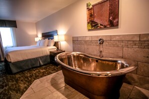 Deep soaking bathtub - Copper King Convention Center, an Ascend Collection Hotel (Butte)
