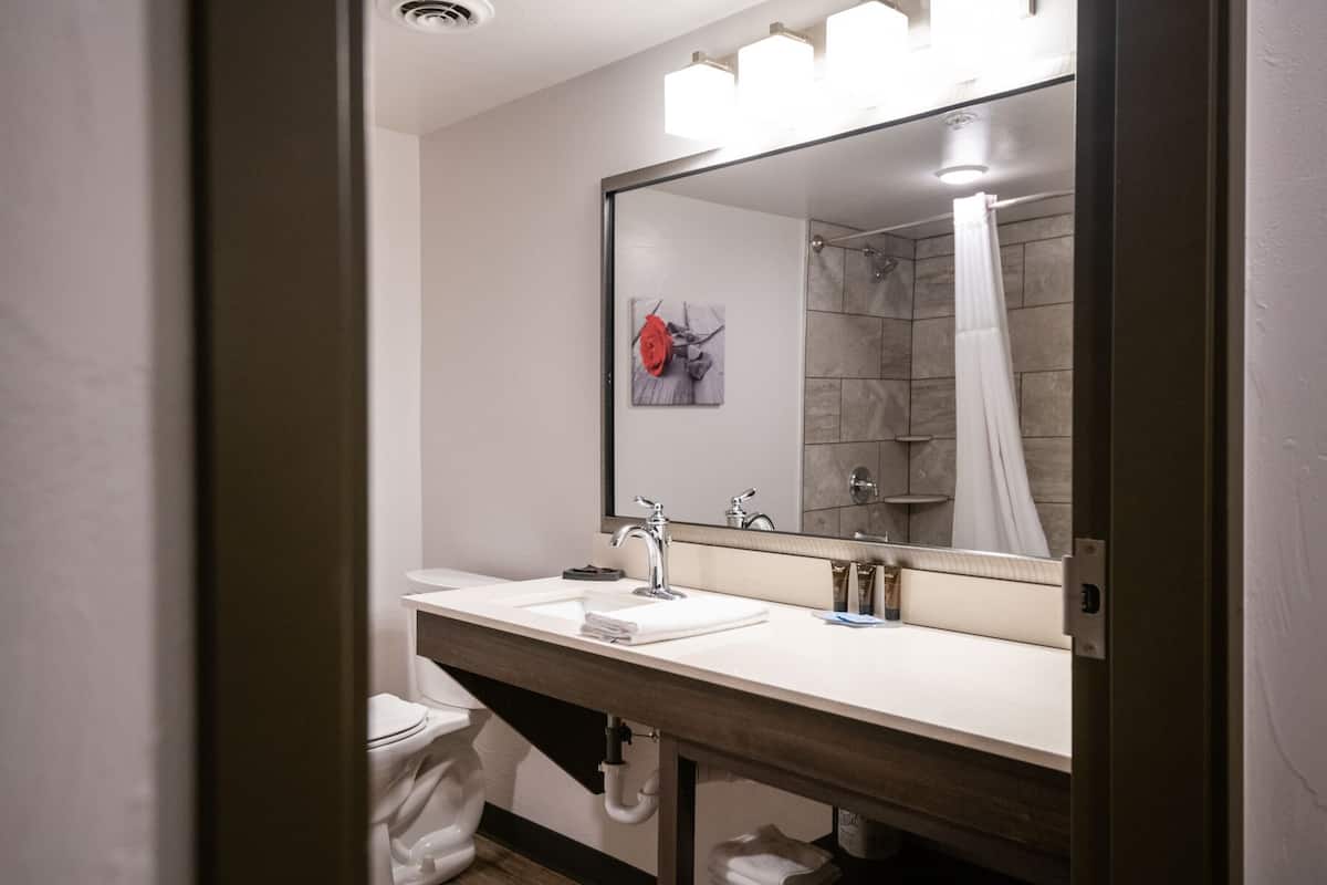 Badkamer met wastafel