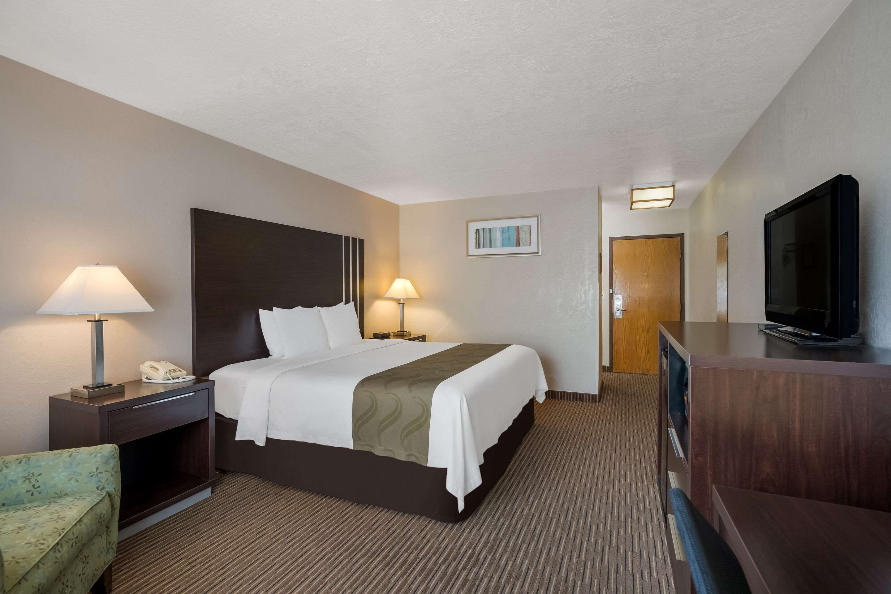 standard room, 1 king bed, non smoking | iron/ironing board, free wifi, bed sheets