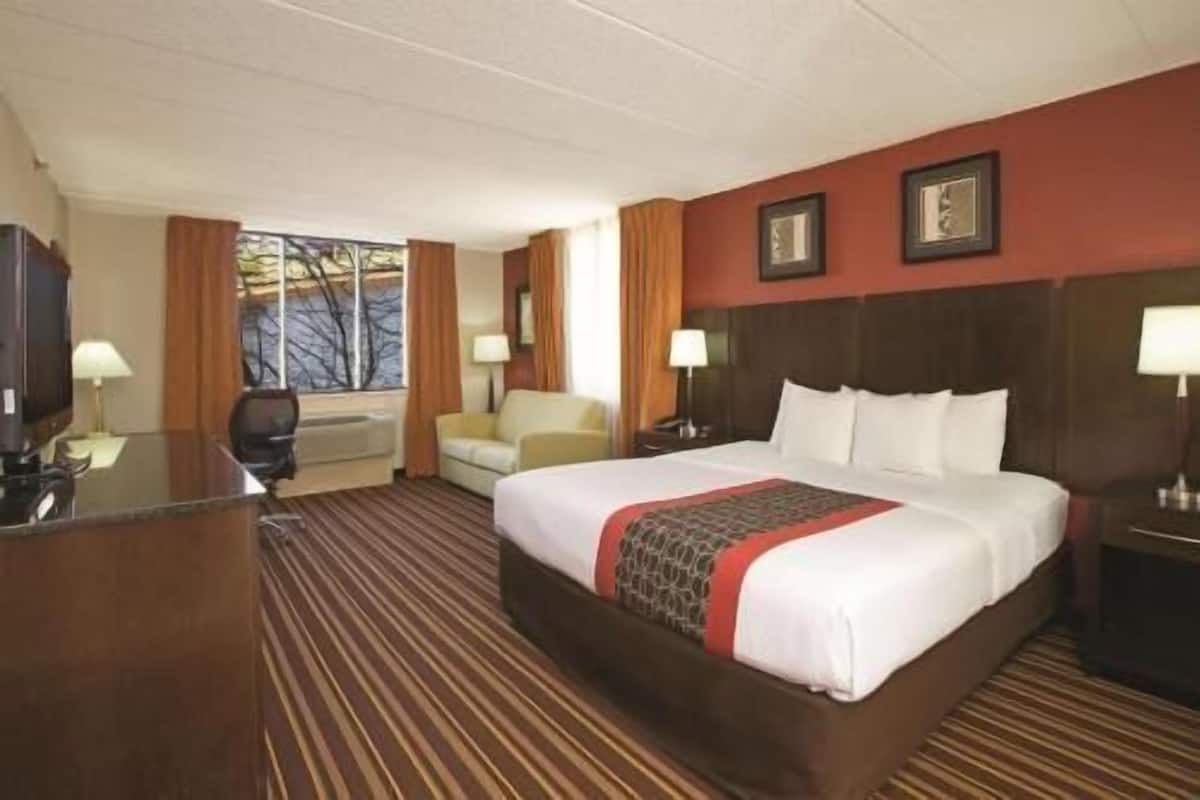 Premium bedding, desk, iron/ironing board, free cots/infant beds