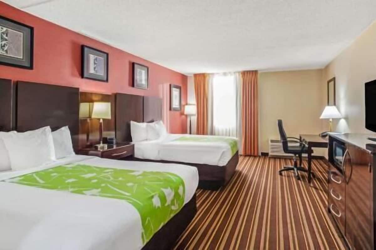 Premium bedding, desk, iron/ironing board, free cots/infant beds