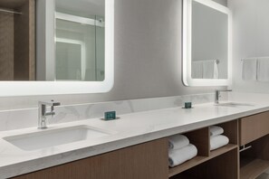 Bathroom - DoubleTree by Hilton Salisbury (Salisbury)