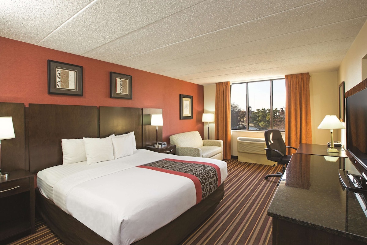 Room, 1 King Bed, Non Smoking | Premium bedding, desk, iron/ironing board, free cribs/infant beds