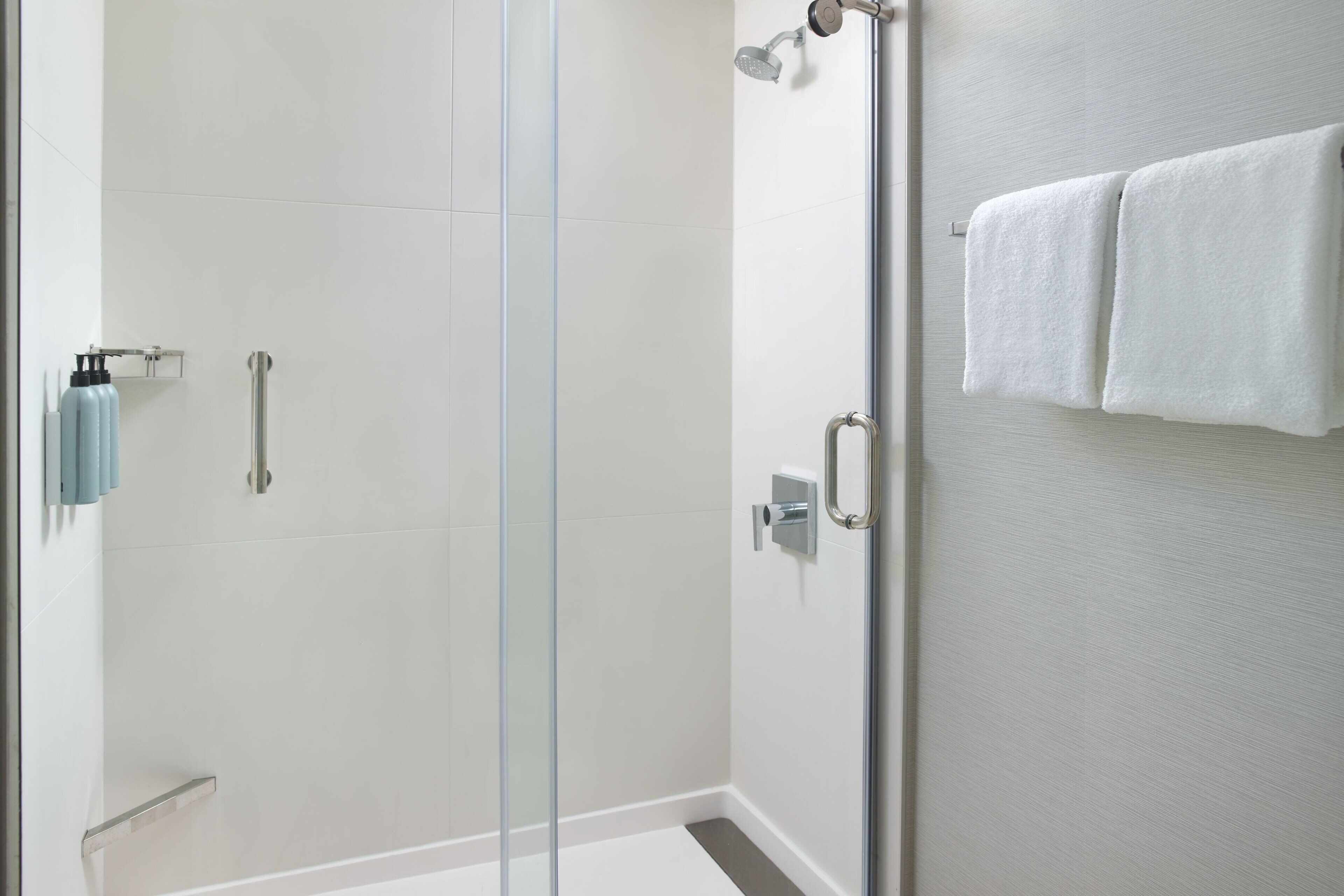 combined shower/bathtub, eco-friendly toiletries, hair dryer, towels