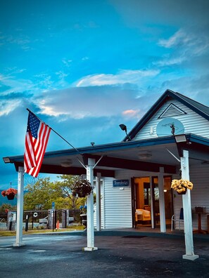 Front of property - Travelodge by Wyndham Lake George NY (Lake George)