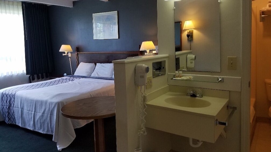 Travelodge by Wyndham Lake George NY