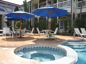 Outdoor spa tub - The Plantation Inn (Lahaina)
