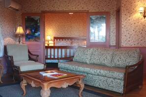 Premium bedding, in-room safe, individually decorated