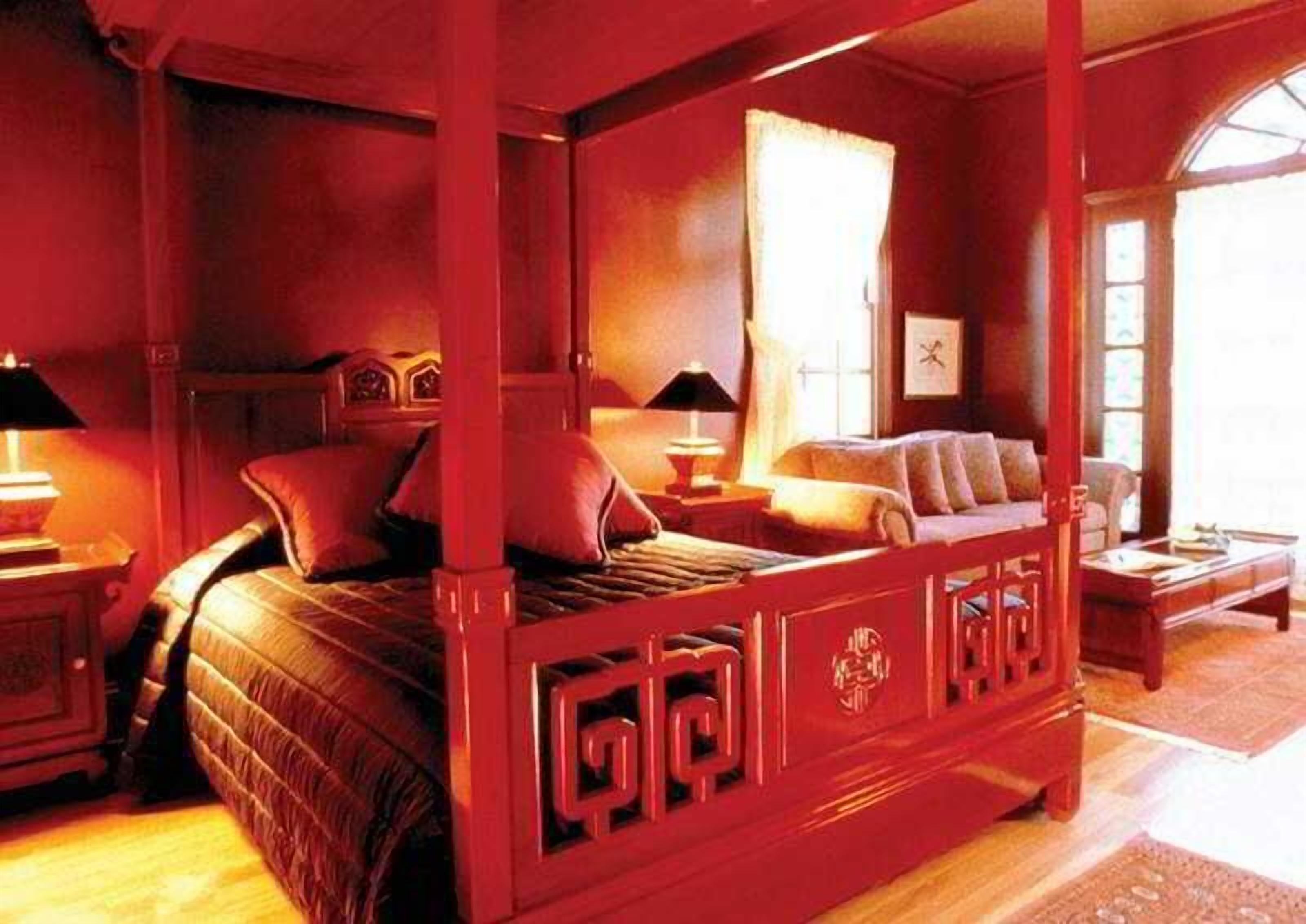 Premium bedding, in-room safe, individually decorated