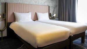 A double bed with a wooden frame and a headboard with vertical slats. - ibis Styles Paris Porte de Versailles - Mairie d'Issy (Issy-les-Moulineaux)