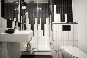 Douche, articles de toilette écologiques, sèche-cheveux