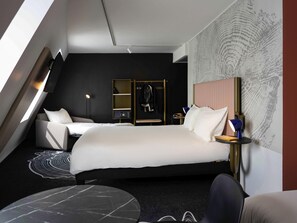 A modern hotel room with a large bed, a desk, a chair, and a small round table. - ibis Styles Paris Porte de Versailles - Mairie d'Issy (Issy-les-Moulineaux)