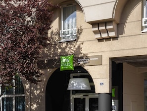 A building with a sign for 'ibis Styles Hotels' and a location sign for 'Paris Porte de Versailles Mairie d'Issy.' - ibis Styles Paris Porte de Versailles - Mairie d'Issy (Issy-les-Moulineaux)