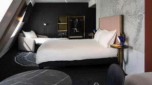 A modern hotel room with a large bed, a desk, a chair, and a small round table. - ibis Styles Paris Porte de Versailles - Mairie d'Issy (Issy-les-Moulineaux)