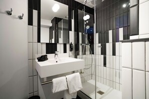 Regadera, amenidades de baño ecológicas, secadora de cabello, toallas 