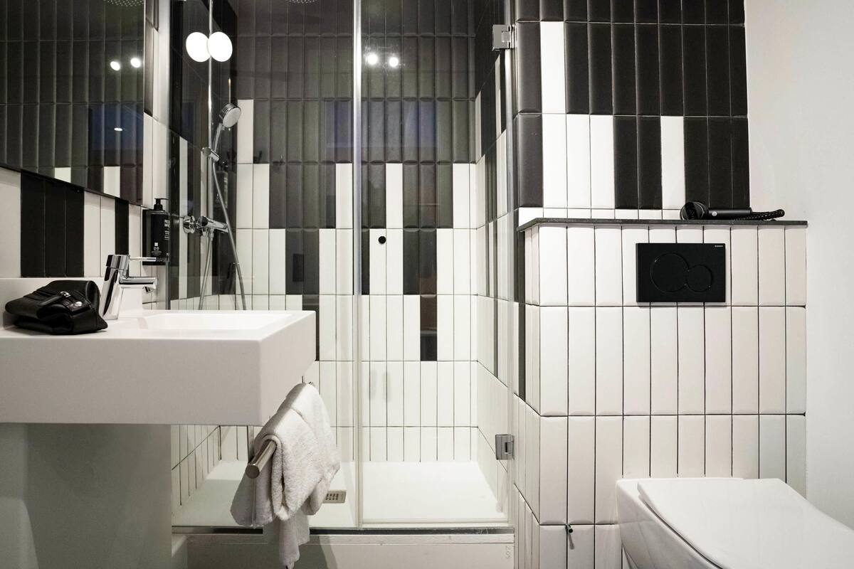 2 bedrooms, premium bedding, in-room safe, individually furnished