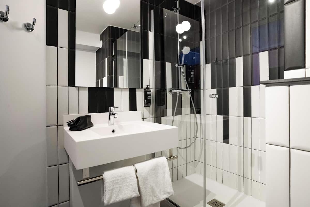 2 bedrooms, premium bedding, in-room safe, individually furnished