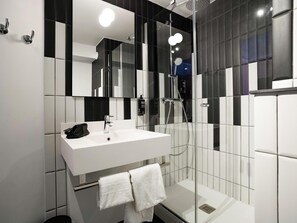 ฝักบัว, ของใช้ในห้องน้ำเป็นมิตรต่อสิ่งแวดล้อม, ไดร์เป่าผม, ผ้าเช็ดตัว