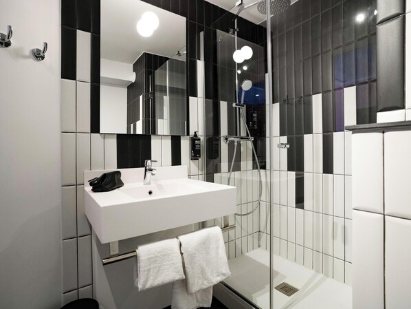 Regadera, amenidades de baño ecológicas, secadora de cabello, toallas 