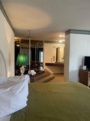 Suite Deluxe, 1 cama de matrimonio grande, no fumadores | Escritorio, tabla de planchar con plancha, wifi gratis y ropa de cama