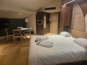 Minibar, escritorio, cortinas blackout y sistema de insonorización 
