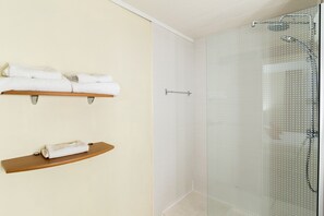 Kamar Klasik, 1 Tempat Tidur Double | Kamar mandi | Perlengkapan kamar mandi ramah lingkungan, pengering rambut,  dan handuk