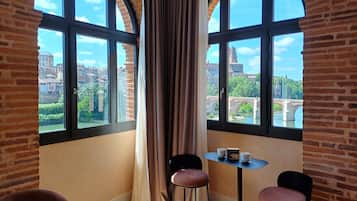 Frigobar, escrivaninha, cortinas blackout, quartos à prova de som