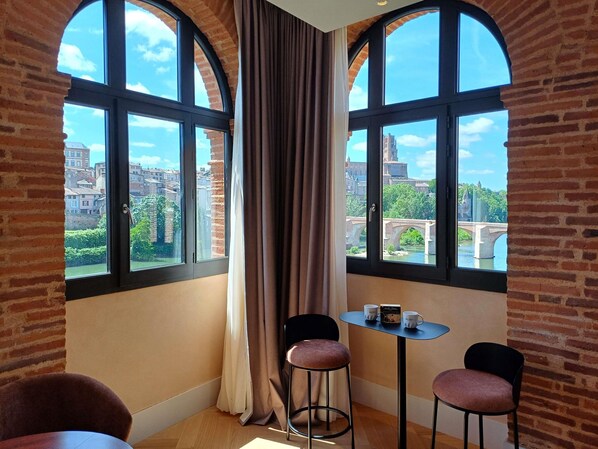 Minibar, una scrivania, tende oscuranti, insonorizzazione