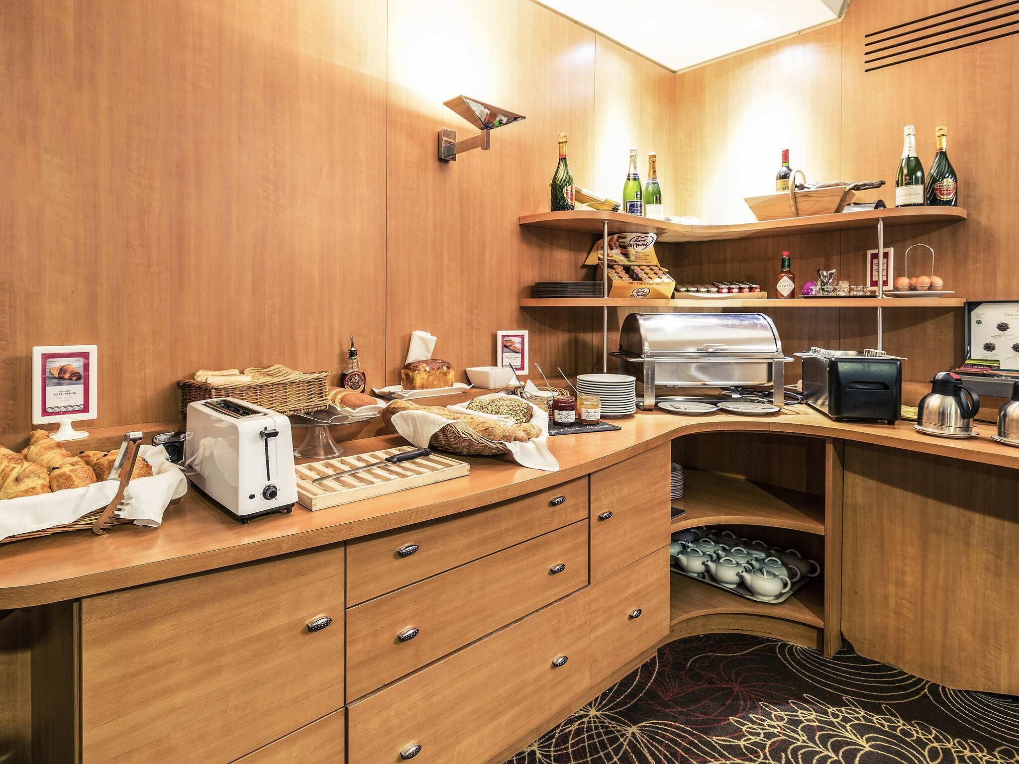 Daily buffet breakfast (EUR 17 per person)