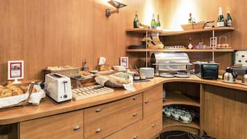 Sarapan prasmanan setiap hari (EUR 17 per orang)