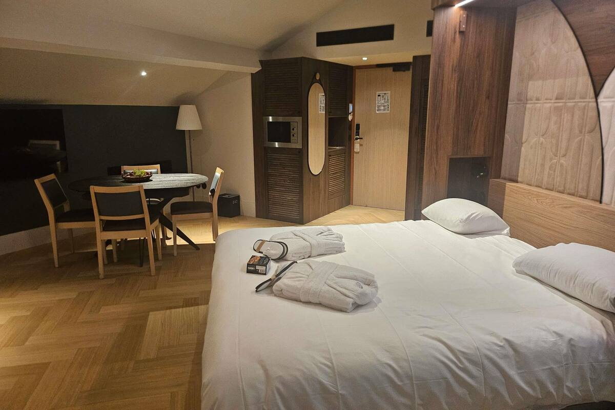 minibar, desk, blackout curtains, soundproofing