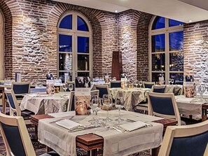 Lunch and dinner served, French cuisine