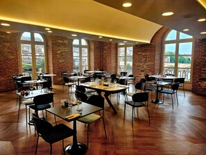 Lunch and dinner served, French cuisine