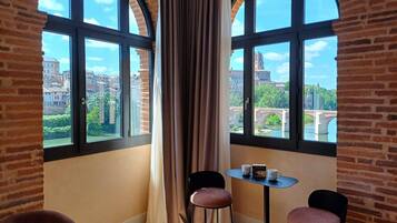 Een minibar, een bureau, verduisterende gordijnen, geluiddichte muren