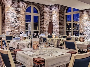Lunch and dinner served, French cuisine