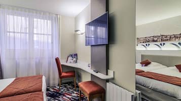 Una habitación de hotel con cama, escritorio, silla y un espejo grande.
