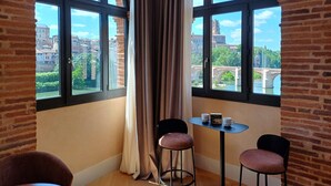 Minibar, meja kerja, tirai kedap cahaya, dan kedap suara