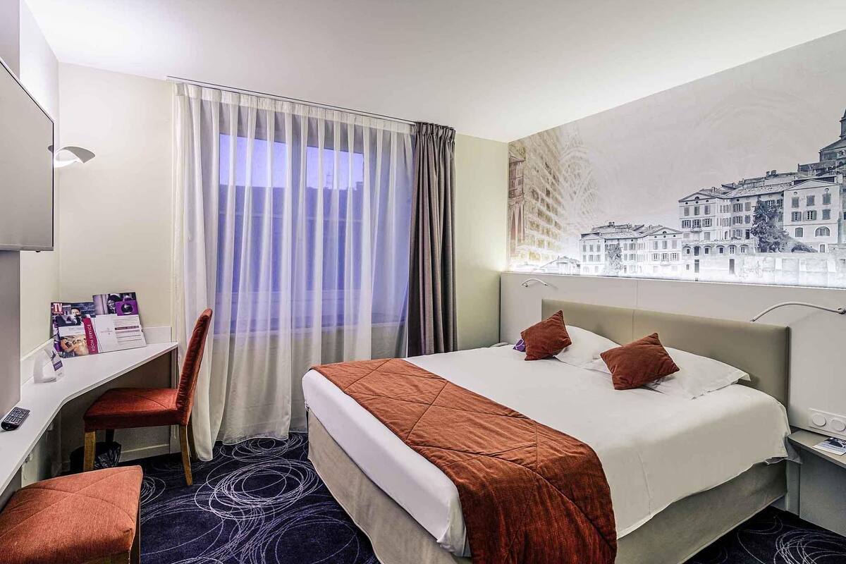 minibar, desk, blackout curtains, soundproofing